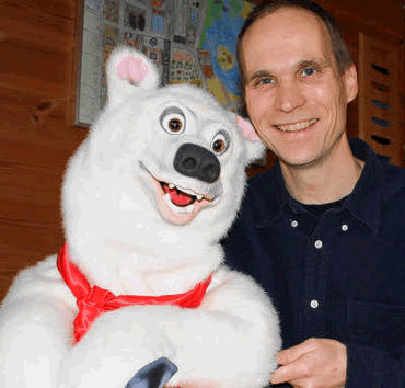 Magier und Bauchredner Dominik Hepperle mit seinem Show-Gast, dem sprechenden Eisbären Tim Tatze.